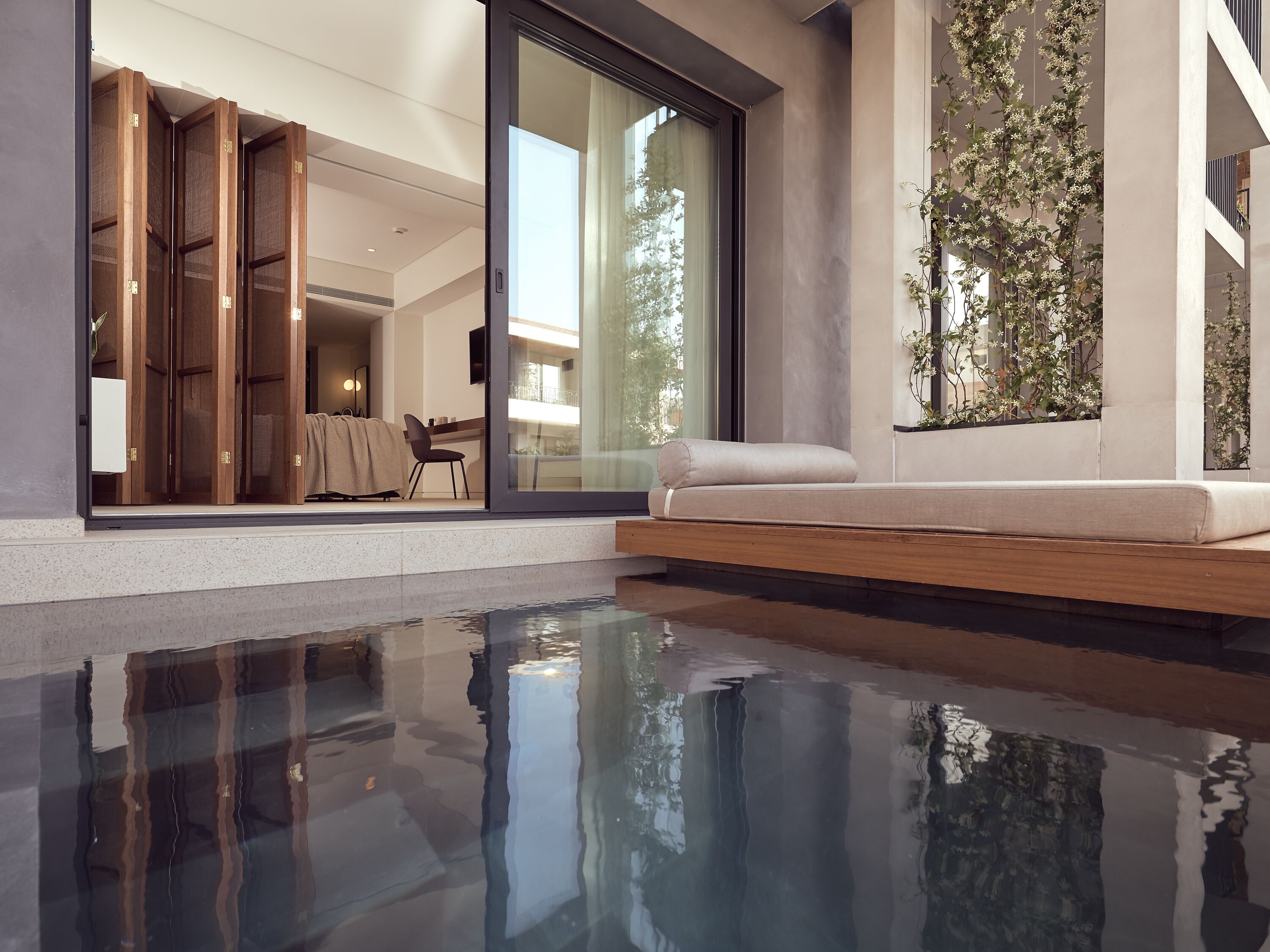 Superior Suite, Pool Access | Interior entrance
