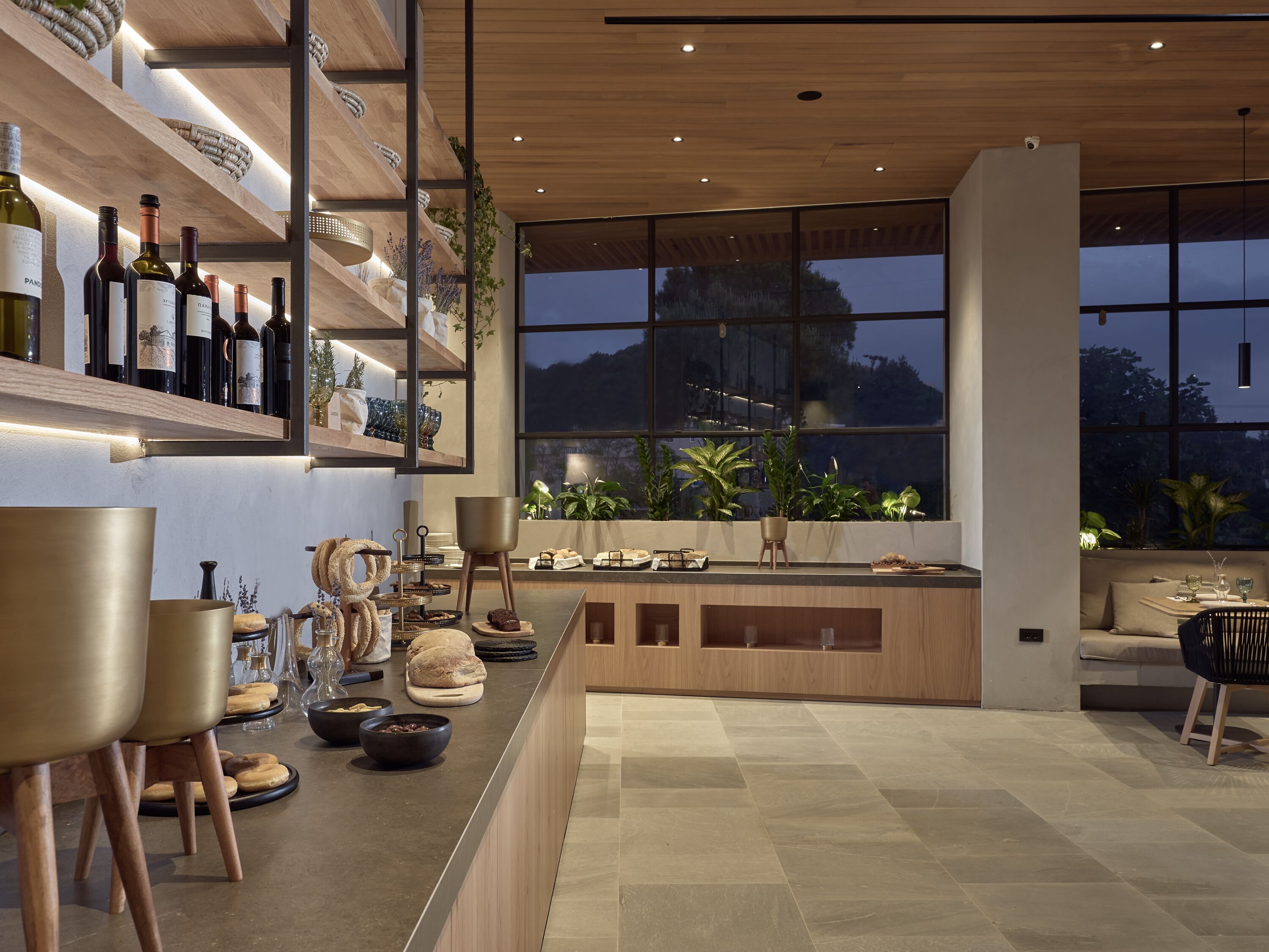 بوفيه فطور مجانًا يوميًا