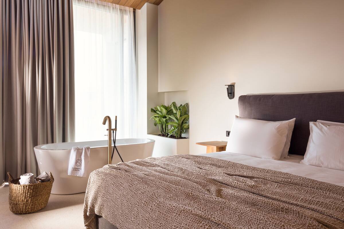 高級寢具、Tempur-Pedic 床墊、迷你吧、房內夾萬