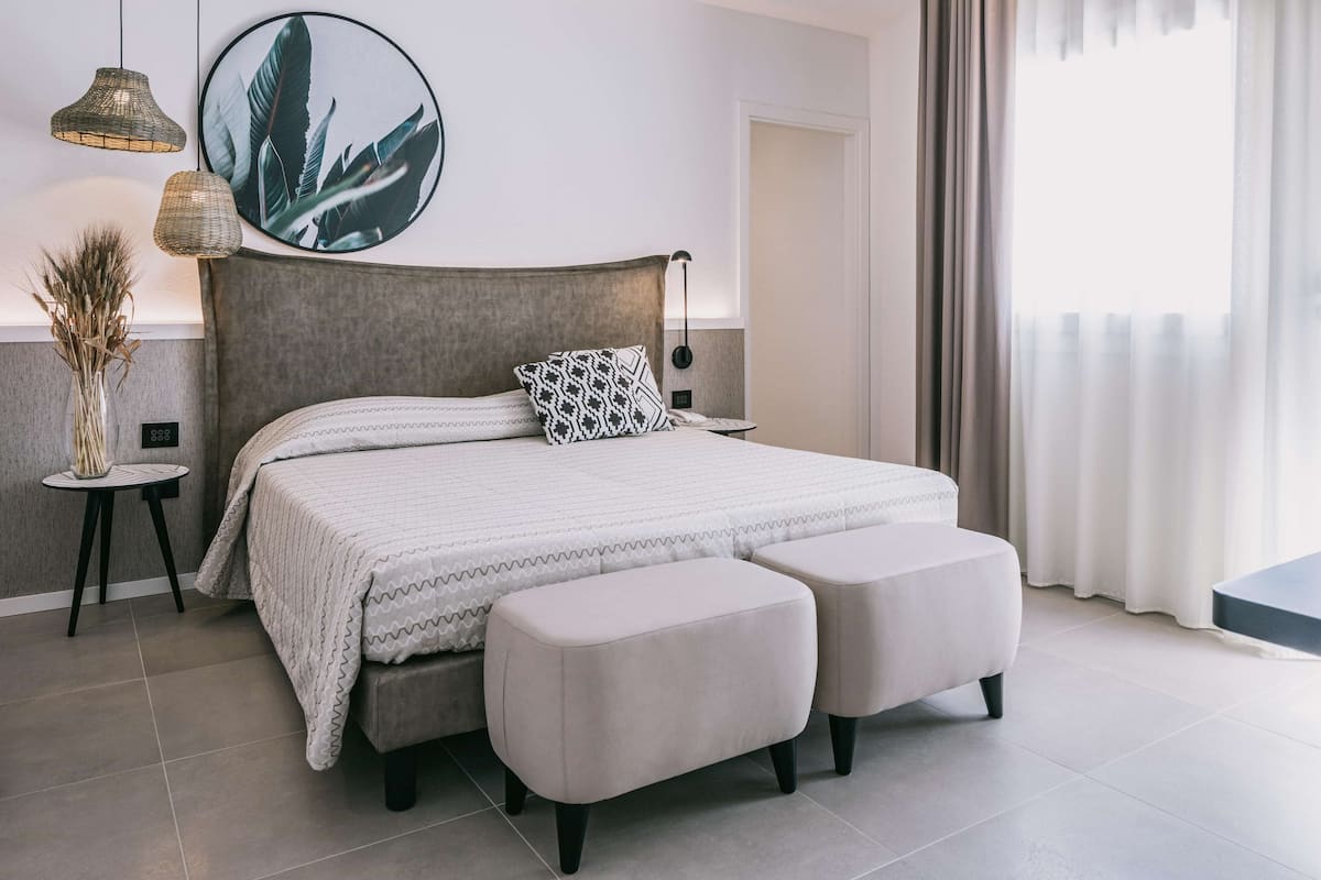 1 bedroom, in-room safe, desk, free cribs/infant beds