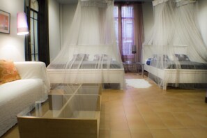 Quadruple Room, Shared Bathroom | Bed sheets - Turismo Urbano (Barcelona)