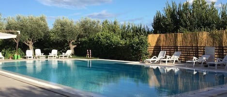 Una piscina techada, una piscina al aire libre de temporada