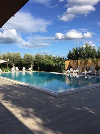 Una piscina techada, una piscina al aire libre de temporada