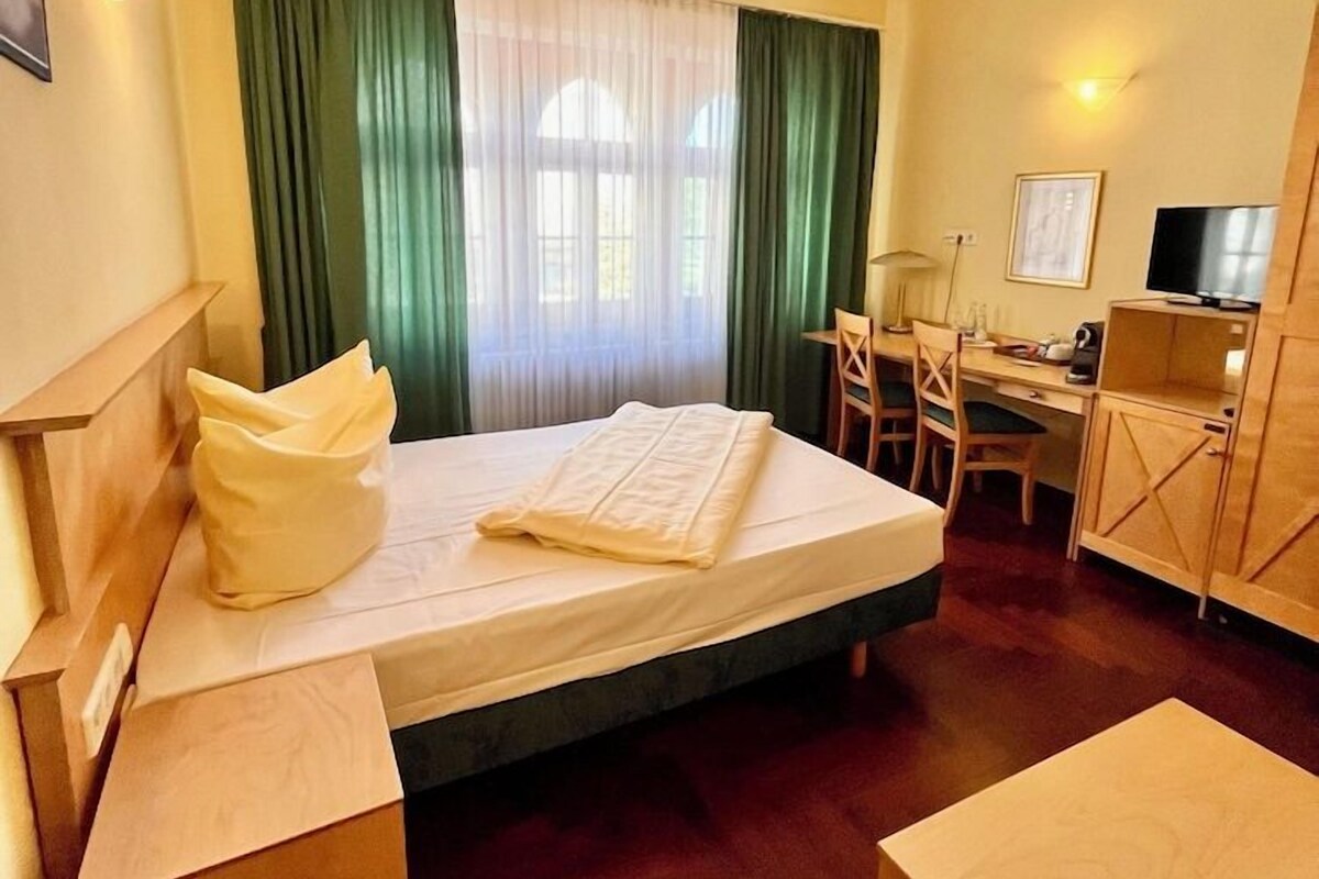 In-room safe, WiFi (free), bed sheets