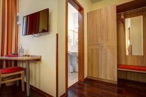 Douche, articles de toilette gratuits, sĂšche-cheveux