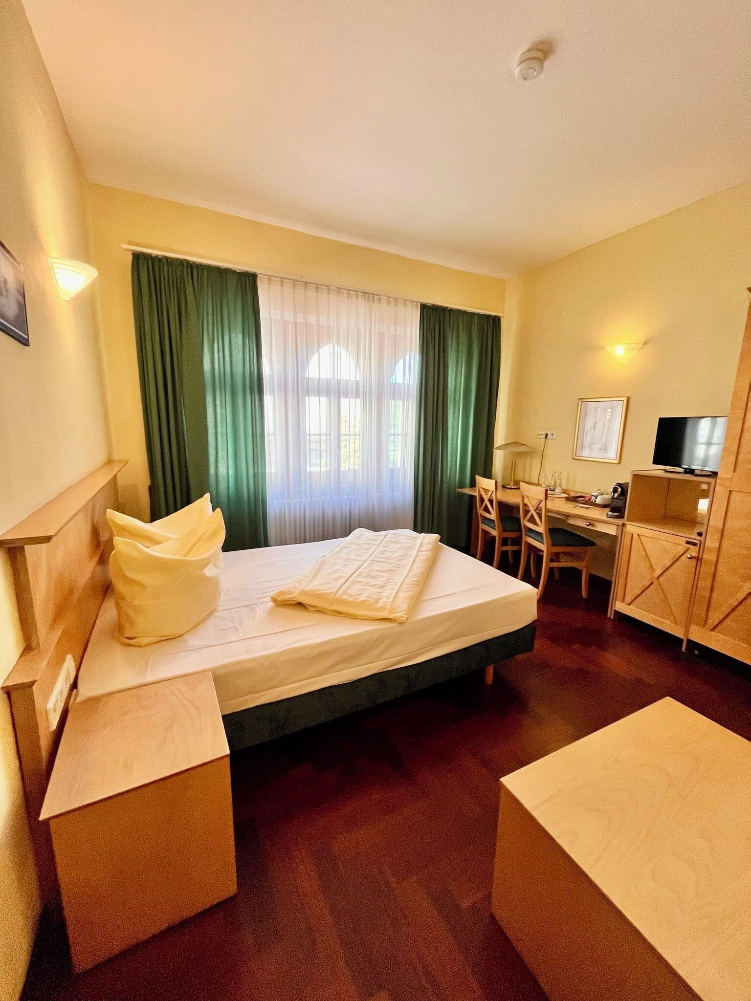 In-room safe, WiFi (free), bed sheets