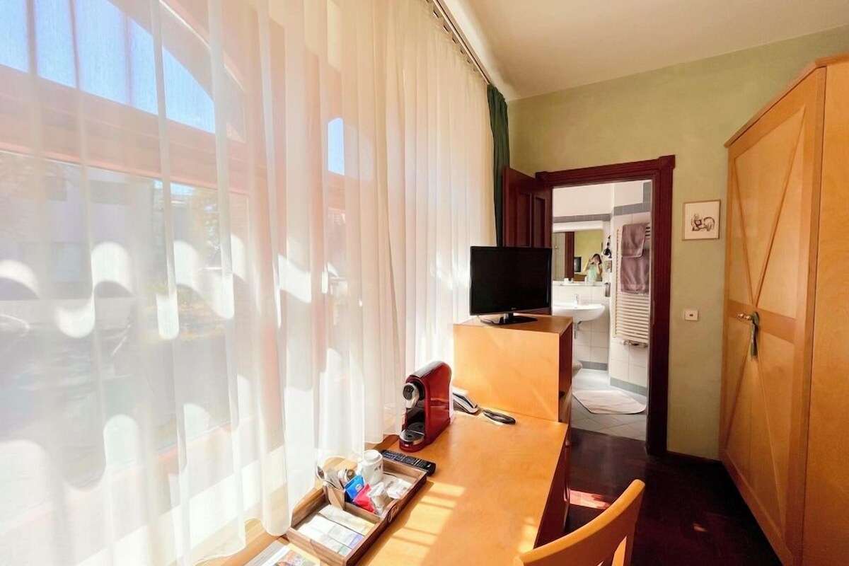 In-room safe, WiFi (free), bed sheets