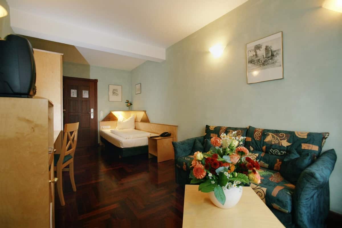 In-room safe, free WiFi, bed sheets