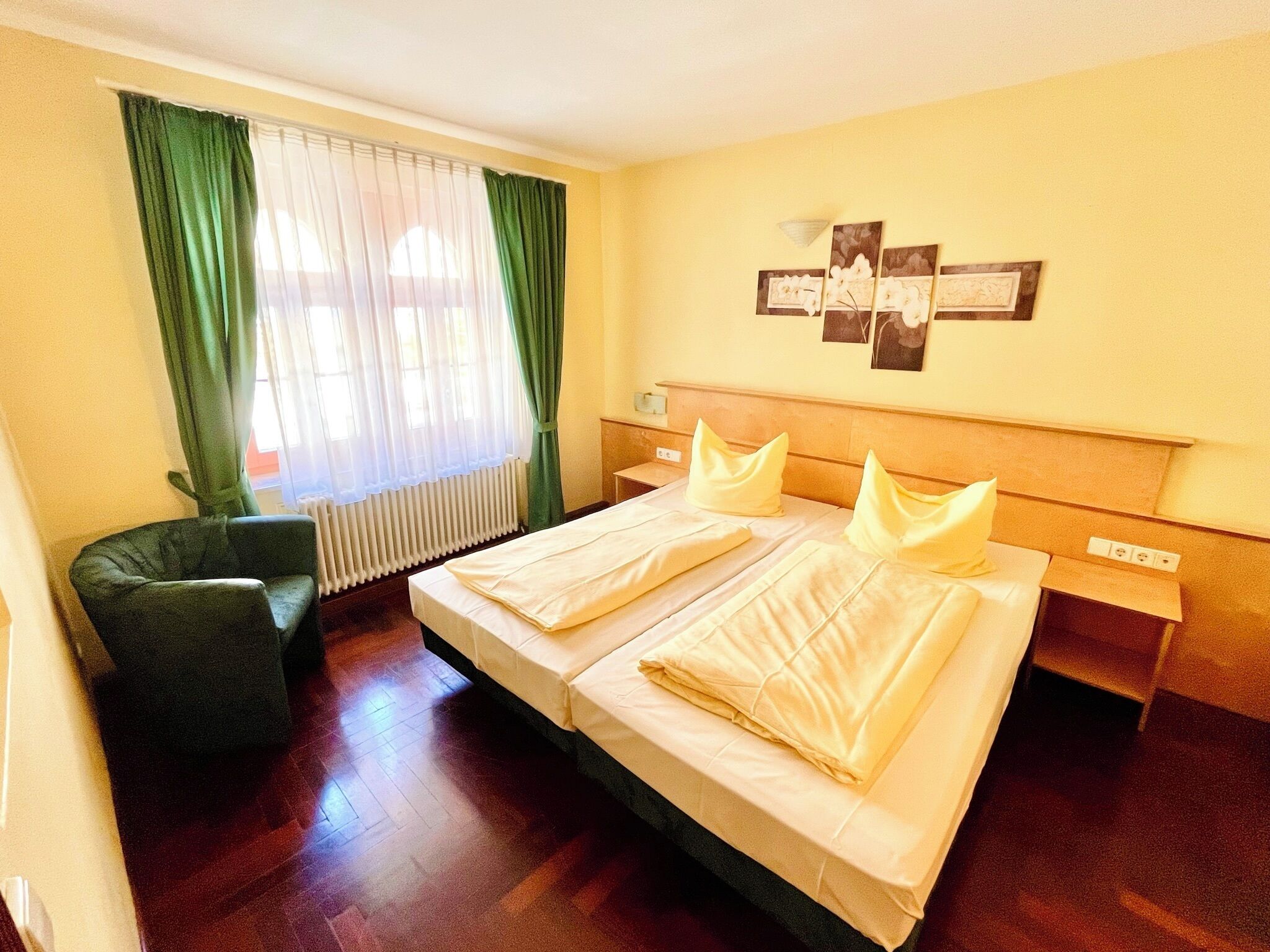 Zimmersafe, kostenloses WLAN, Bettwäsche