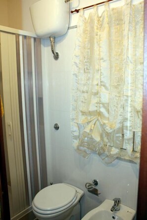 Shower, rainfall showerhead, free toiletries, hair dryer