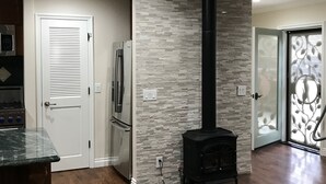 Eine moderne Küche mit Einbauherd, Kühlschrank und Mikrowelle.