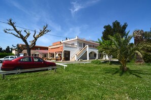 Garden - Apartamentos Hostal La Gola (Torroella de Montgrí)