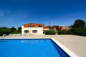 Outdoor pool - Apartamentos Hostal La Gola (Torroella de Montgrí)