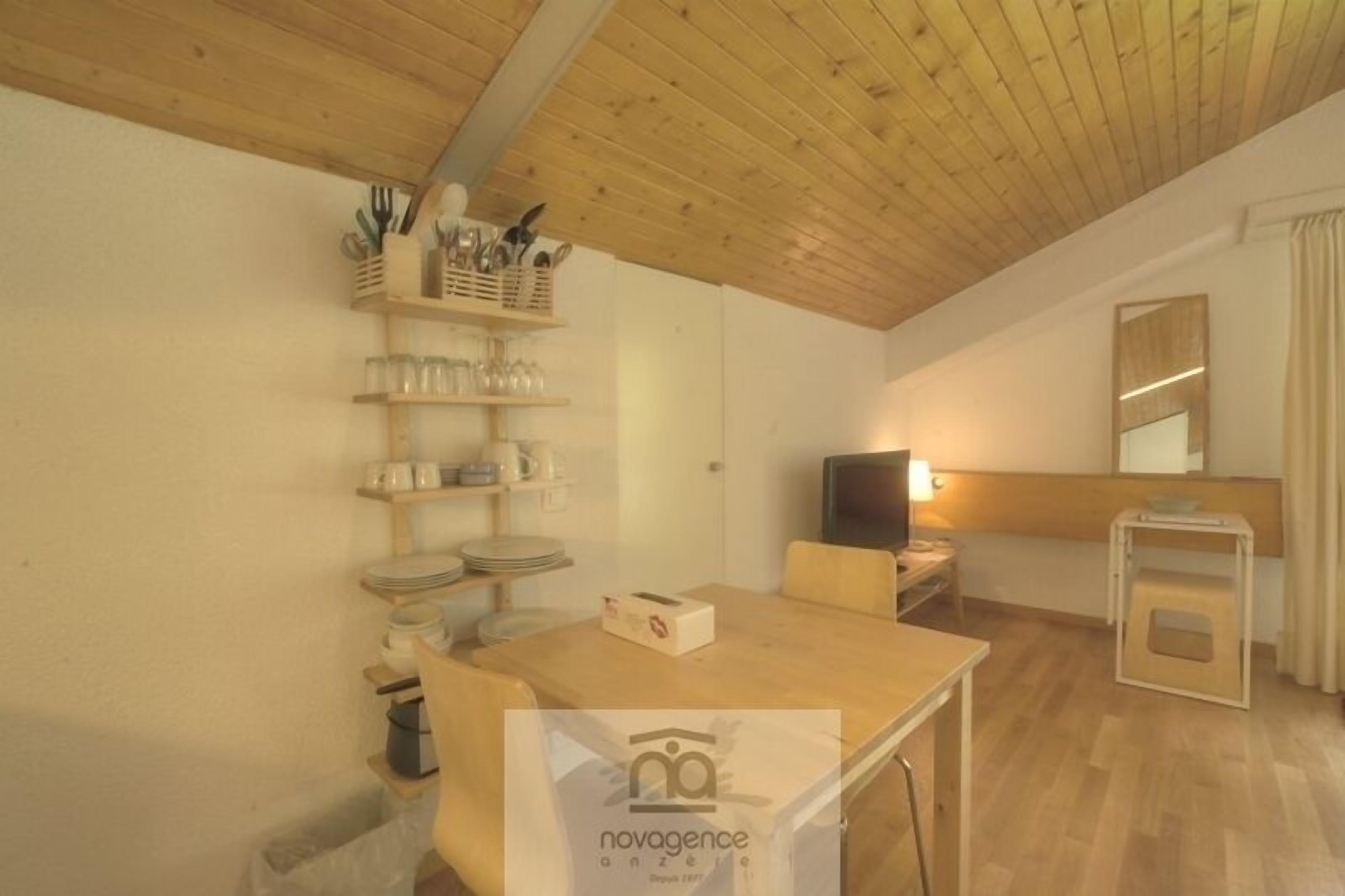 Very confortable 28 m2 studio, entirely refurbished in 2009, with view on the slopes, in the center