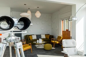 Villa (3 Bedrooms) | Sala de estar | Televisión 