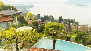A pool with a view of a lake and surrounding houses. - Luxury Italian Lakes Villa With Private Pool, Gym, Bbq, Wifi, Lake Views (Verbania)