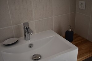 Ducha, secador de pelo, toallas, jabón