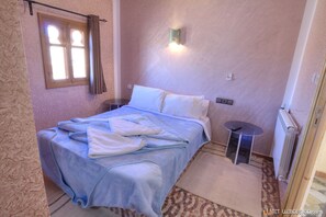 Kamar Double Comfort, 1 Tempat Tidur Double, akses difabel, pemandangan kolam renang | 1 kamar tidur, bantalan ekstra lembut, dan tirai kedap cahaya