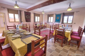 2 nhà hàng, phục vụ bữa sáng, bữa trưa, bữa tối, món Maroc 