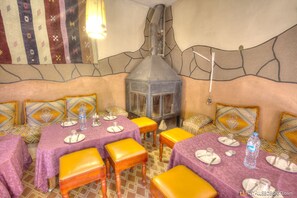 2 restoran, melayani sarapan, makan siang; sajian masakan Maroko