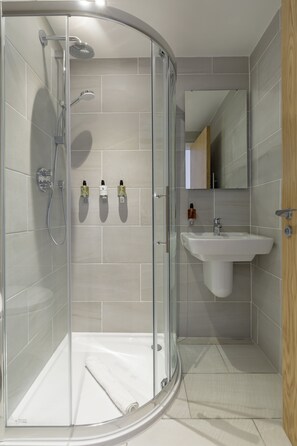 Superior 3 Bed Apartment | Bathroom - Destiny Scotland Royal Mile Residence (Edinburgh)