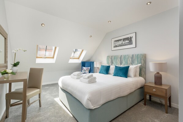 Superior-Penthouse, Mehrere Betten | Schreibtisch, Bügeleisen/Bügelbrett, Reisekinderbett, Zustellbetten