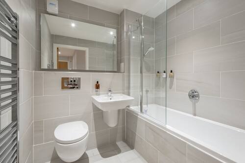 Classic 3 Bed Apartment | Bathroom