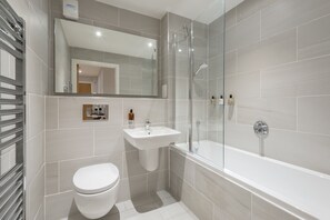 Bathroom - Destiny Scotland Royal Mile Residence (Edinburgh)