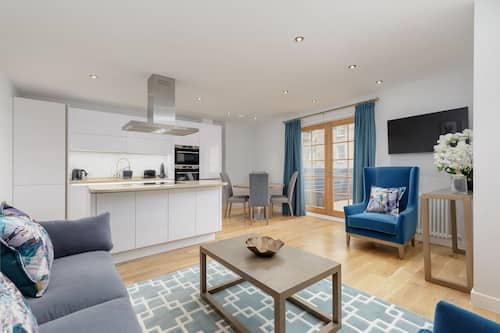 Superior 2 Bed Apartment with Balcony | Living area