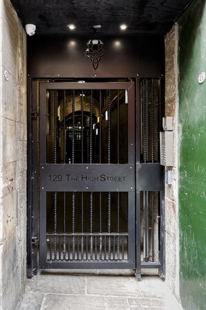 Front of property - Destiny Scotland Royal Mile Residence (Edinburgh)