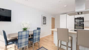 Classic 3 Bed Apartment | Private kitchen