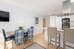 Classic 3 Bed Apartment | Private kitchen | Fridge, microwave, oven, stovetop - Destiny Scotland Royal Mile Residence (Edinburgh)