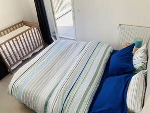 3 habitaciones, tabla de planchar con plancha, wifi y ropa de cama 