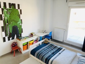 3 chambres, fer et planche à repasser, Wi-Fi, draps fournis