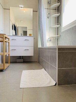 Haartrockner, Handtücher, Toilettenpapier