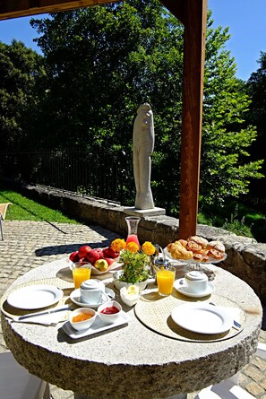 Tägliches inbegriffenes kontinentales Frühstück