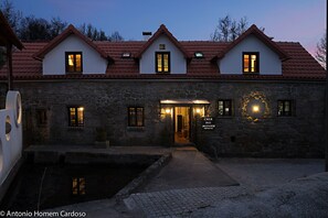 Fassade der Unterkunft – Abend/Nacht