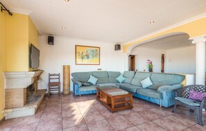 Televisión y chimenea 