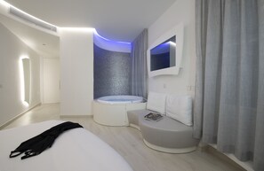 Habitación superior, bañera de hidromasaje | Minibar, caja fuerte, decoración individual y mobiliario individual