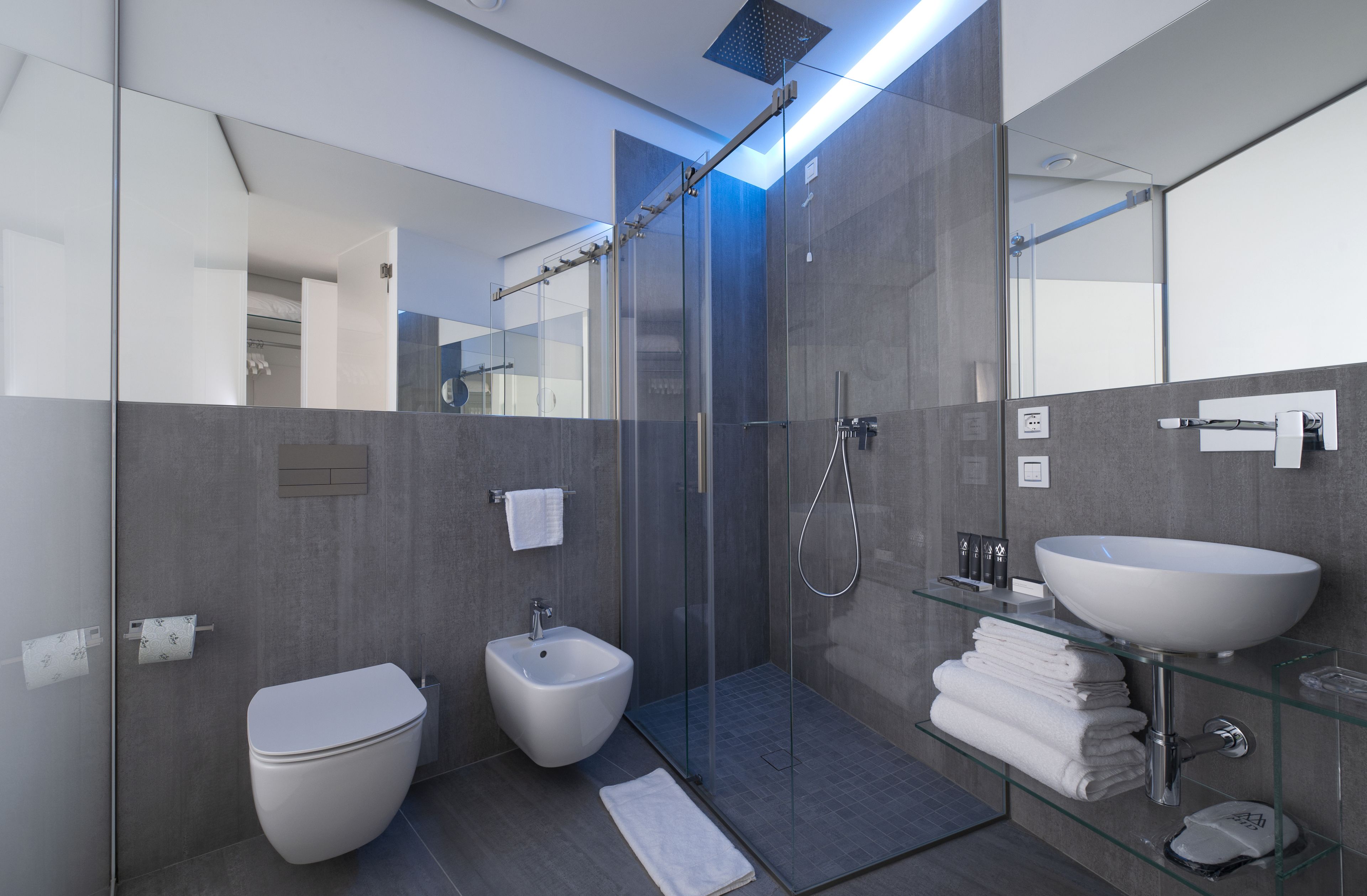 免费洗浴用品、吹风机、拖鞋、坐浴桶