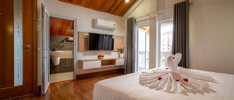 Signature Room, Balcony | Premium bedding, minibar, desk, free WiFi