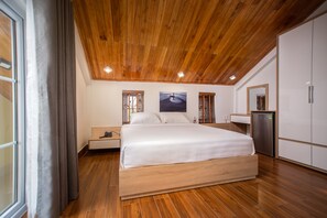 Signature Room, Balcony | Premium bedding, minibar, desk, free WiFi - Truc Loc Villa (Da Nang)