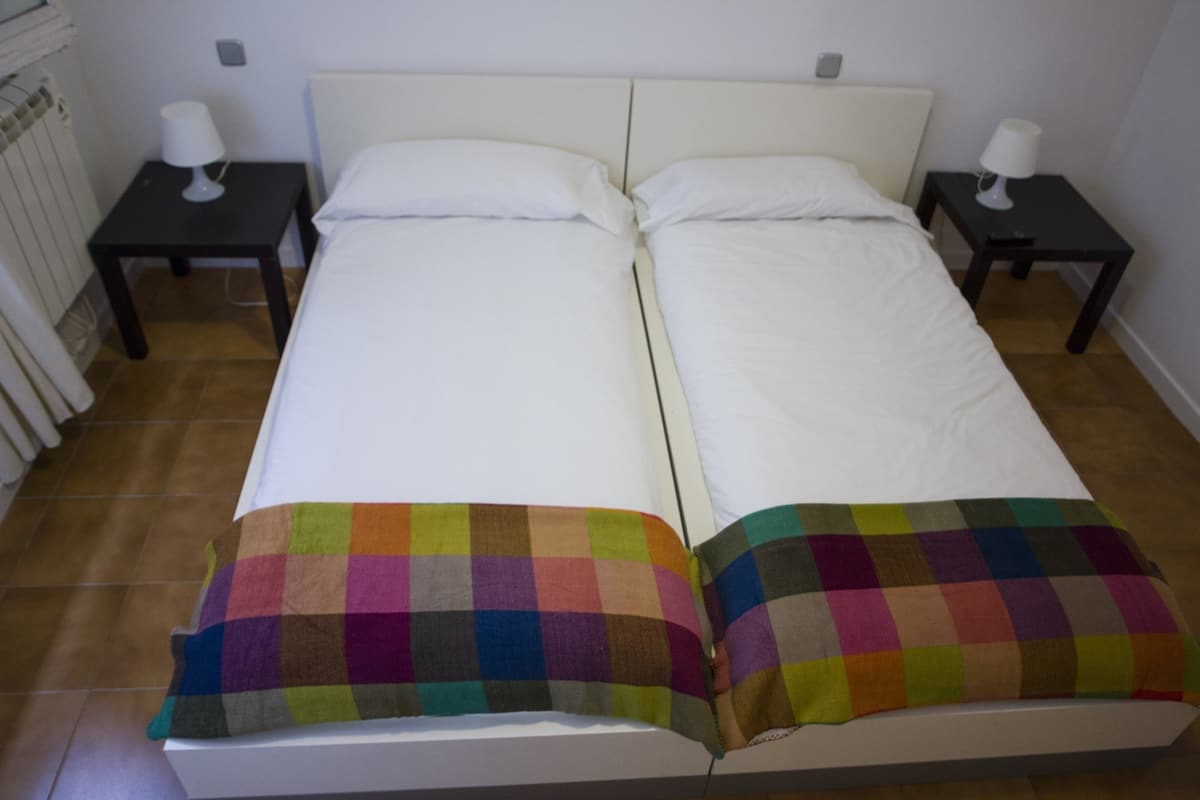 Habitación con 2 camas individuales | Wifi gratis y ropa de cama