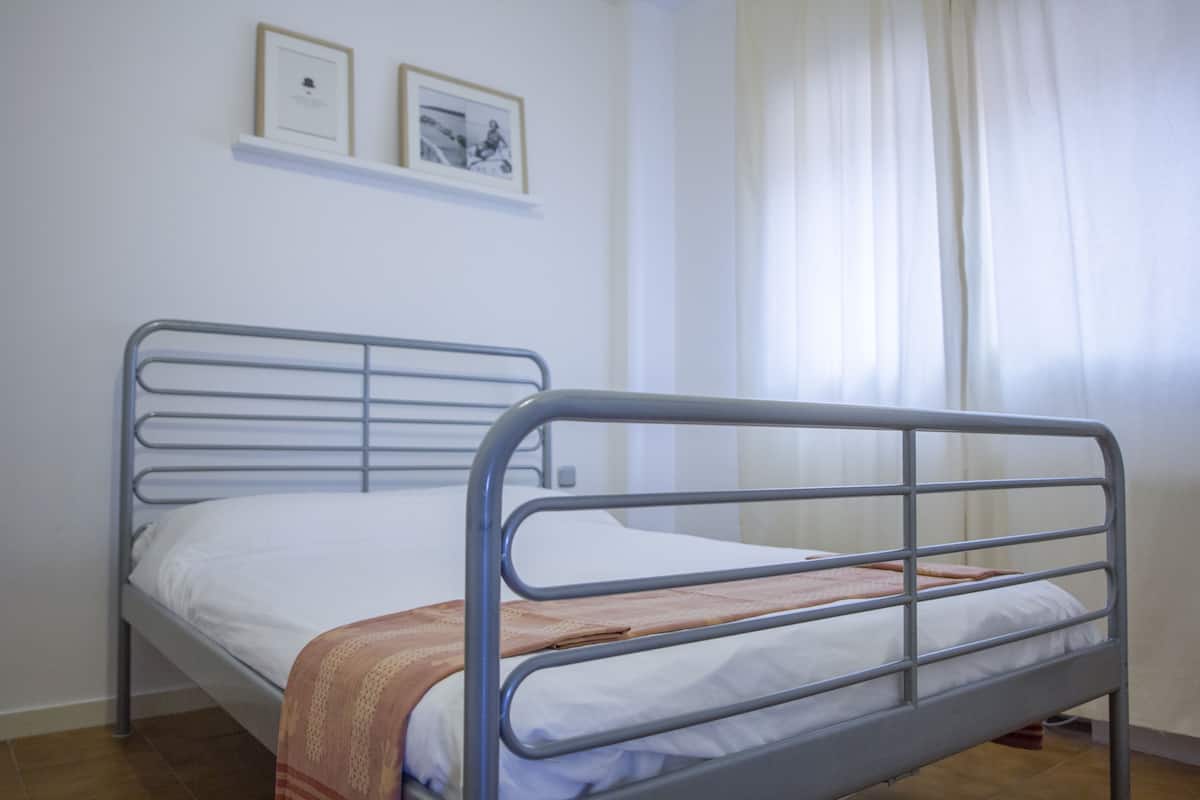 Habitación básica doble, 1 cama matrimonial | Wifi gratis y ropa de cama