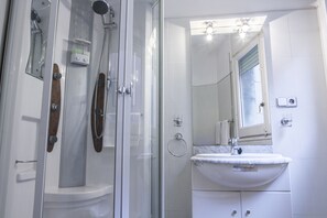 Een douche, gratis toiletartikelen, een haardroger, handdoeken
