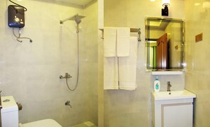Regadera, amenidades de baño gratuitas, toallas