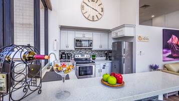 Frigorifero, microonde, forno, piano cottura