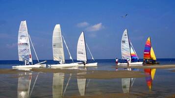 Plage, chaises longues, serviettes de plage
