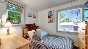 2 bedrooms, iron/ironing board, WiFi, bed sheets - Near the Ocean/Self Check-in/Out/Wifi/High Cleaning Standards  (Victoria)