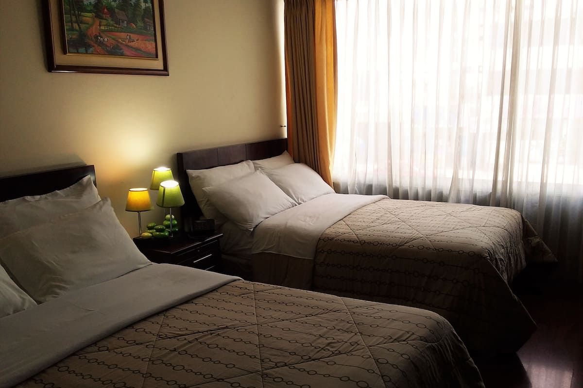 Quarto casal clássico, 2 camas de casal, vista para a cidade | Roupas de cama de algodão egípcio, roupas de cama premium
